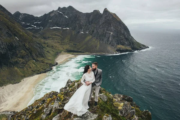 Happy Wedding Couple Travelers Hugging Hill Kvalvika Beach Norway — Stock Photo, Image