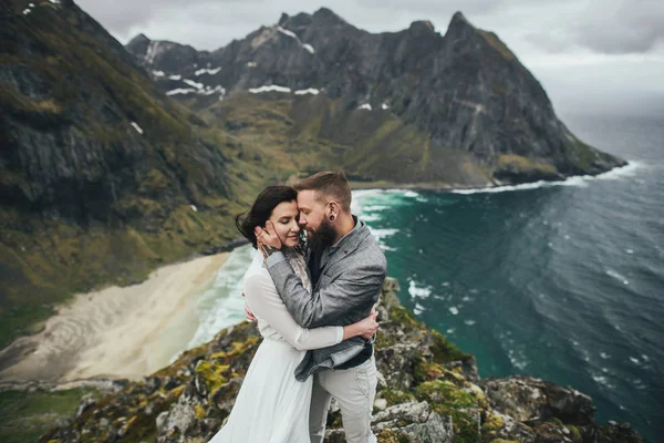 Casal Feliz Viajantes Abraçando Colina Praia Kvalvika Noruega — Fotografia de Stock