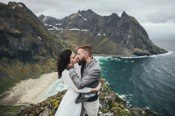 Glückliches Hochzeitspaar Küsst Sich Auf Einem Hügel Strand Von Kvalvika — Stockfoto