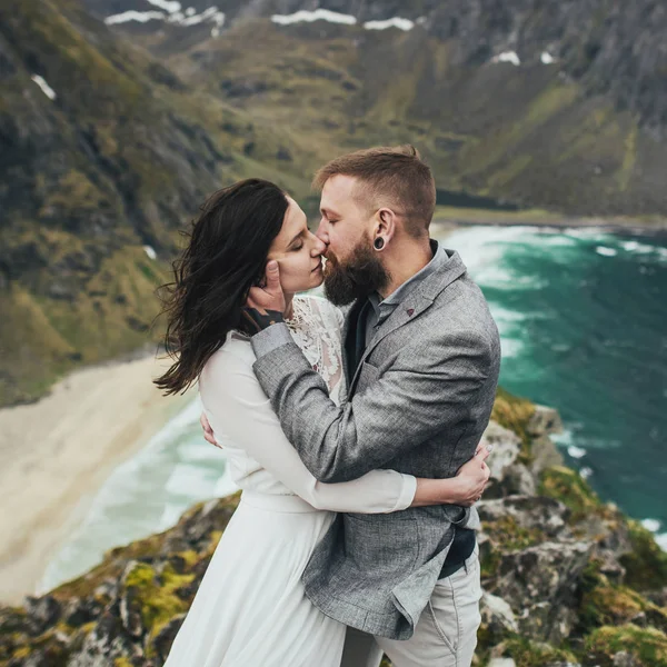 Glückliches Hochzeitspaar Küsst Sich Auf Einem Hügel Strand Von Kvalvika — Stockfoto