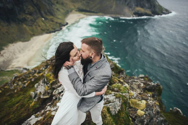 Casal Feliz Viajantes Beijando Colina Praia Kvalvika Noruega — Fotografia de Stock