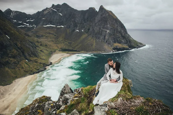 Casal Feliz Viajantes Abraçando Colina Praia Kvalvika Noruega — Fotografia de Stock