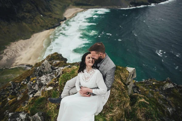 Happy Wedding Couple Travelers Hugging Hill Kvalvika Beach Norway — Stock Photo, Image