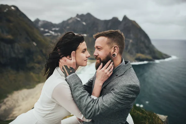 Glückliches Hochzeitspaar Das Sich Auf Einem Hügel Strand Von Kvalvika — Stockfoto