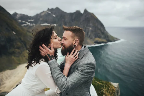 Casal Feliz Viajantes Beijando Colina Praia Kvalvika Noruega — Fotografia de Stock