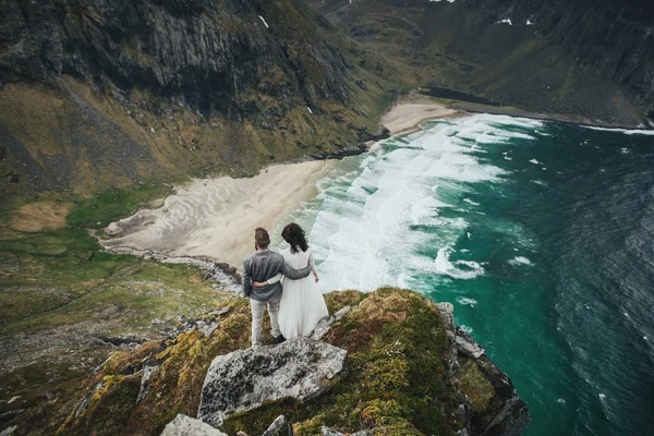 Boda Feliz Pareja Viajeros Abrazándose Colina Playa Kvalvika Noruega —  Fotos de Stock