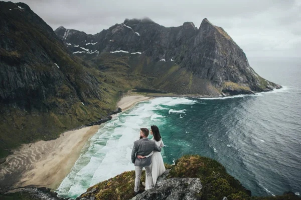 Casal Feliz Viajantes Abraçando Colina Praia Kvalvika Noruega — Fotografia de Stock