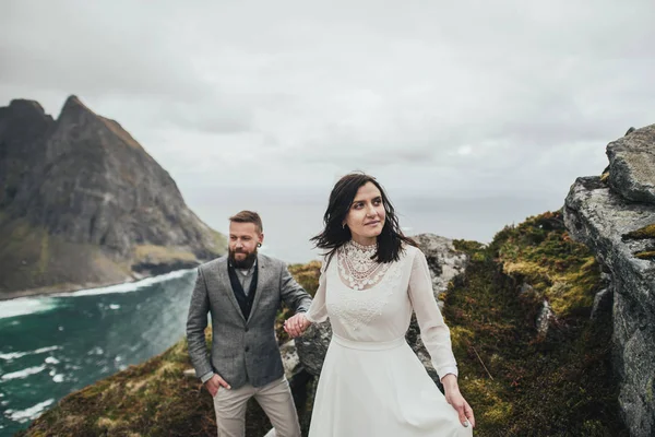 Feliz Boda Pareja Viajeros Caminando Colina Playa Kvalvika Noruega — Foto de Stock