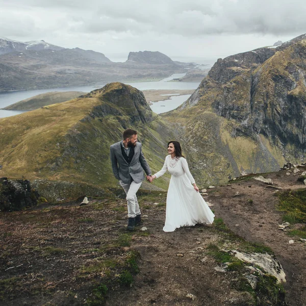 Casal Feliz Viajantes Andando Colina Praia Kvalvika Noruega — Fotografia de Stock