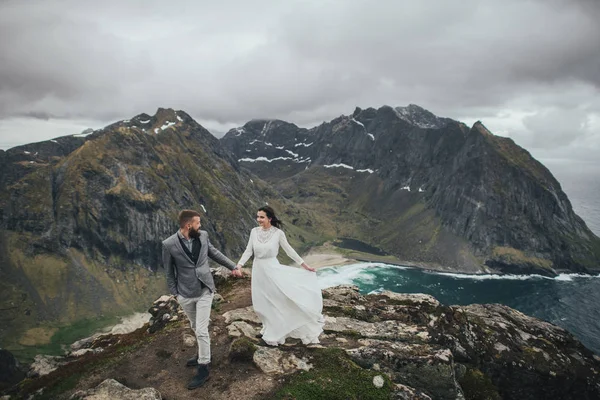 Feliz Boda Pareja Viajeros Caminando Colina Playa Kvalvika Noruega — Foto de Stock