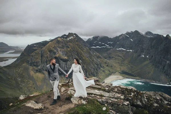 Happy Wedding Couple Travelers Walking Hill Kvalvika Beach Norway — Stock Photo, Image