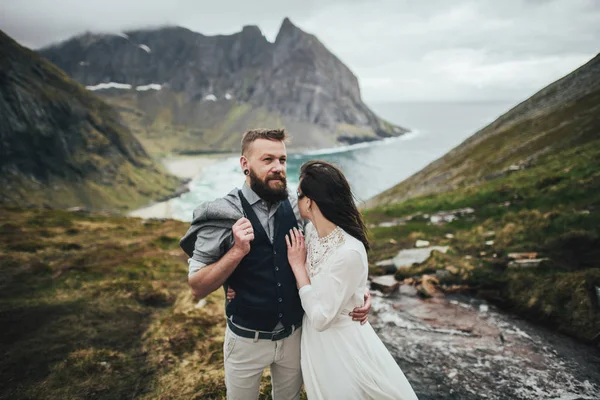 Casal Feliz Viajantes Abraçando Colina Praia Kvalvika Noruega — Fotografia de Stock