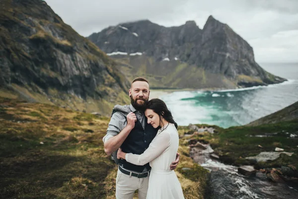 Joyeux Mariage Couple Voyageurs Embrasser Sur Colline Plage Kvalvika Norvège — Photo