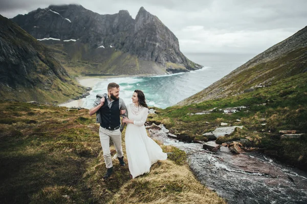 Casal Feliz Viajantes Andando Colina Praia Kvalvika Noruega — Fotografia de Stock