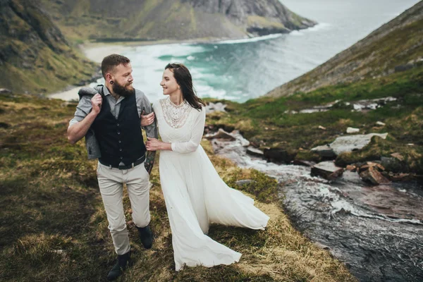 Casal Feliz Viajantes Andando Colina Praia Kvalvika Noruega — Fotografia de Stock