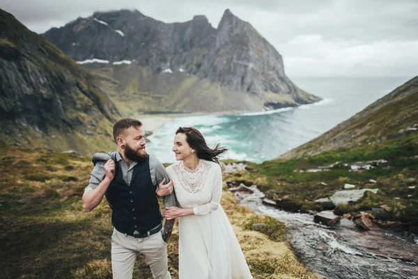 Casal Feliz Viajantes Andando Colina Praia Kvalvika Noruega — Fotografia de Stock