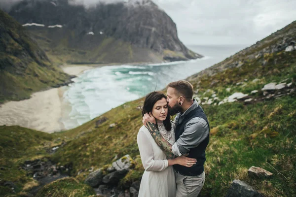 Casal Feliz Viajantes Abraçando Colina Praia Kvalvika Noruega — Fotografia de Stock