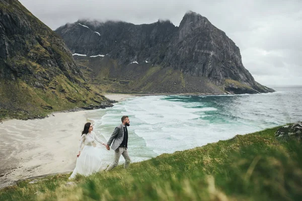 Щасливі Весілля Пара Мандрівників Ходьба Пагорбі Пляжі Kvalvika Норвегія — стокове фото
