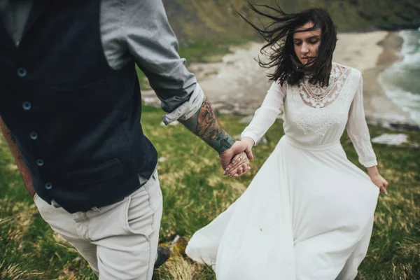 Casal Feliz Viajantes Andando Colina Praia Kvalvika Noruega — Fotografia de Stock