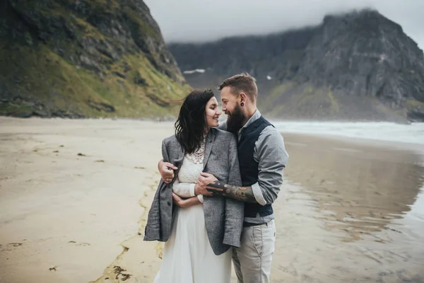 Boldog Esküvői Pár Utazó Átölelve Homokos Strandon Kvalvika Norvégia — Stock Fotó