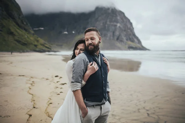 Boldog Esküvői Pár Utazó Átölelve Homokos Strandon Kvalvika Norvégia — Stock Fotó