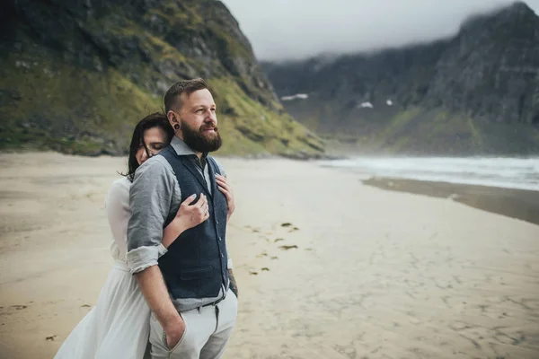 Happy Wedding Couple Travelers Hugging Sandy Kvalvika Beach Norway — Stock Photo, Image