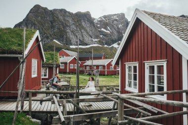Geleneksel İskandinav Köyü, Lofoten, Norveç çalışan Düğün çifti