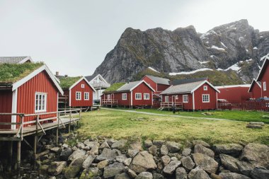 Rorbus dağın nordic peyzaj, Norveç panoramik geleneksel İskandinav Fisher evler 