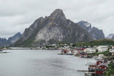 Panoramik geleneği İskandinav Köyü Fiyordu kıyısında, Lofoten, Norveç