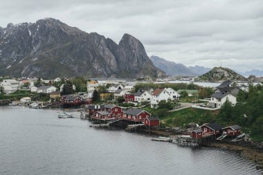 Panoramik geleneği İskandinav Köyü Fiyordu kıyısında, Lofoten, Norveç