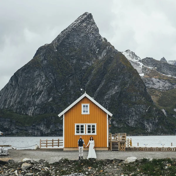 Joyeux Mariage Couple Voyageurs Debout Sur Plage Rocheuse Kvalvika Avec — Photo