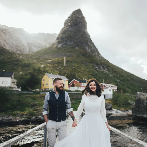 Casal Feliz Casal Viajantes Mãos Dadas Caminhando Ponte Madeira Praia — Fotografia de Stock