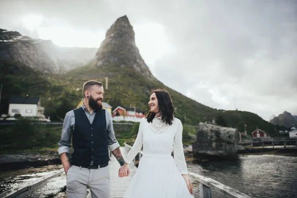 Casal Feliz Casal Viajantes Mãos Dadas Caminhando Ponte Madeira Praia — Fotografia de Stock