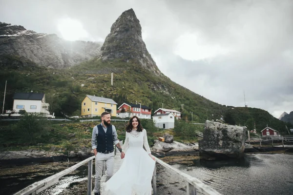Boldog Esküvői Pár Utazó Kezét Séta Fahíd Strandon Kvalvika Norvégia — Stock Fotó