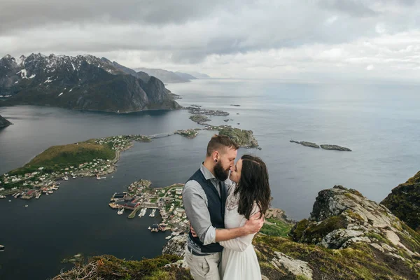 Happy Wedding Couple Travelers Kissing Hill Kvalvika Beach Norway — Stock Photo, Image