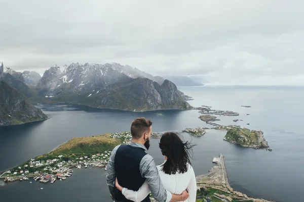 Szczęśliwy Ślub Para Podróżujący Przytulanie Wzgórzu Kvalvika Plaży Norwegia — Zdjęcie stockowe