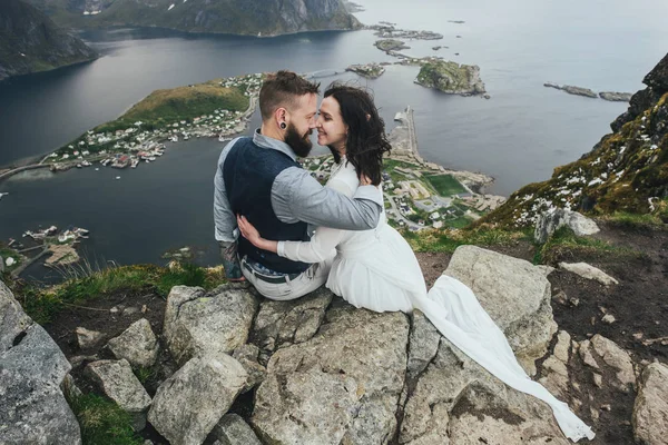 Щасливі Весілля Пара Мандрівників Обіймати Пагорбі Пляжі Kvalvika Норвегія — стокове фото
