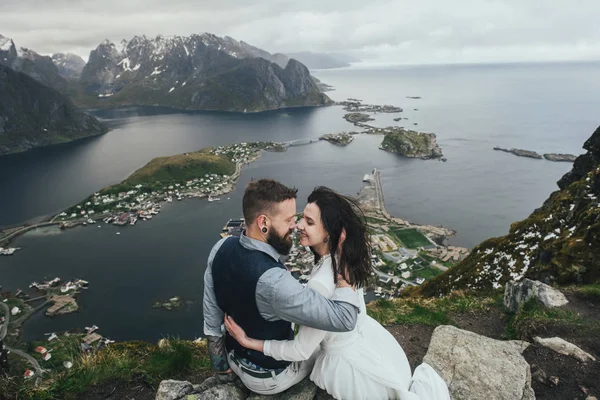 Casal Feliz Viajantes Abraçando Colina Praia Kvalvika Noruega — Fotografia de Stock