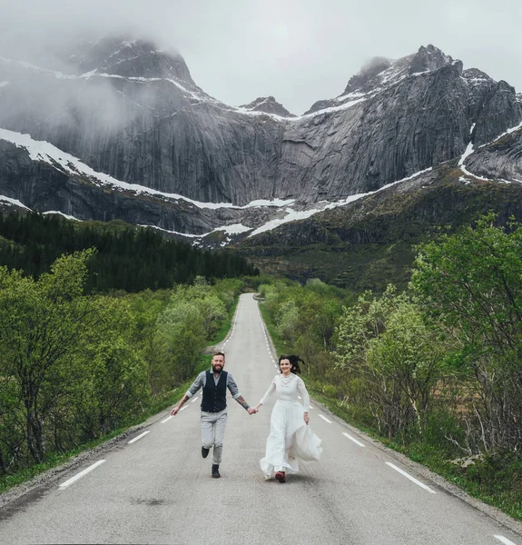 Happy Wedding Couple Travelers Walking Road Tress Huge Mountain Background — Photo