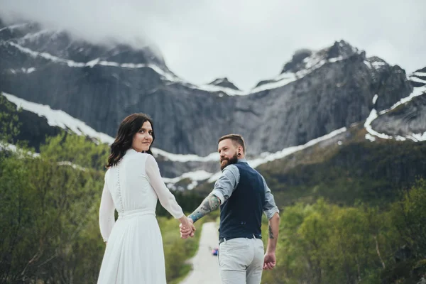 Lyckligt Bröllop Par Resenärer Vägen Mellan Tress Med Enorma Berg — Stockfoto