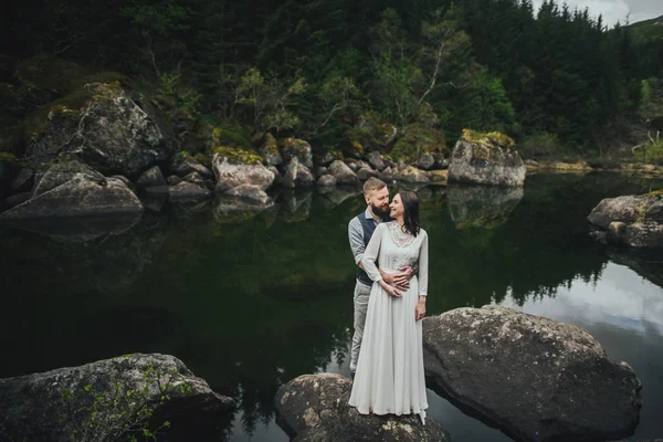 Щасливі Весілля Пара Мандрівників Обіймати Березі Озера Прибуття Норвегія — стокове фото