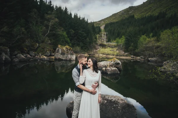 Verheugd Huwelijksfeest Paar Reizigers Knuffelen Oever Van Lake Lofoten Noorwegen — Stockfoto