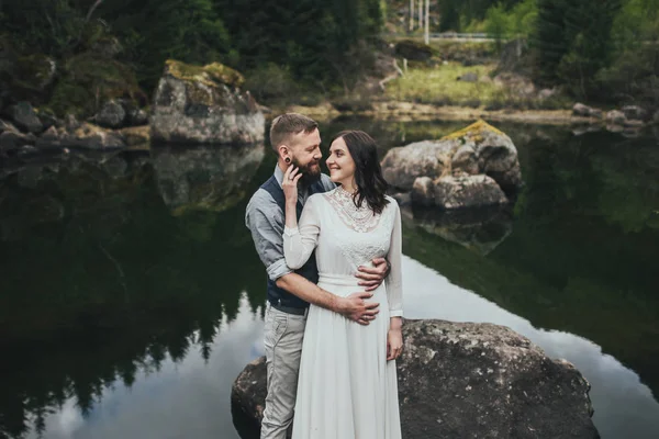 Casal Feliz Viajantes Abraçando Costa Lago Lofoten Noruega — Fotografia de Stock