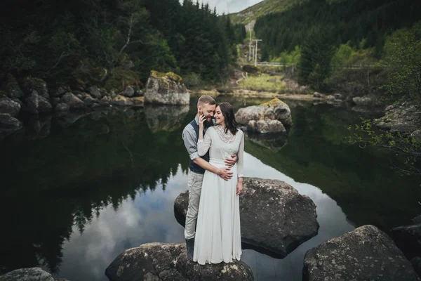 Casal Feliz Viajantes Abraçando Costa Lago Lofoten Noruega — Fotografia de Stock