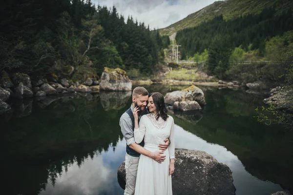 Casal Feliz Viajantes Abraçando Costa Lago Lofoten Noruega — Fotografia de Stock