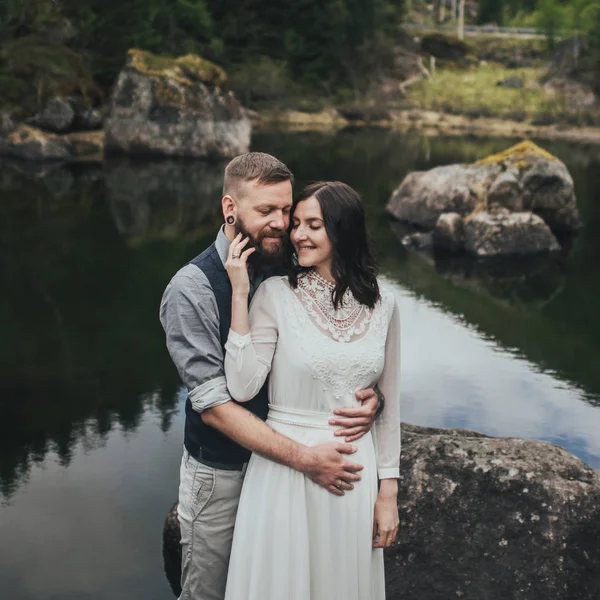 Casal Feliz Viajantes Abraçando Costa Lago Lofoten Noruega — Fotografia de Stock