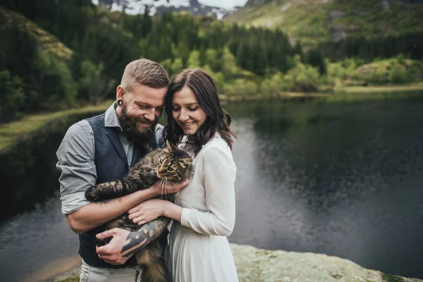 Šťastný Svatební Pár Cestující Drží Kočku Stáli Břehu Jezera Lofoty — Stock fotografie