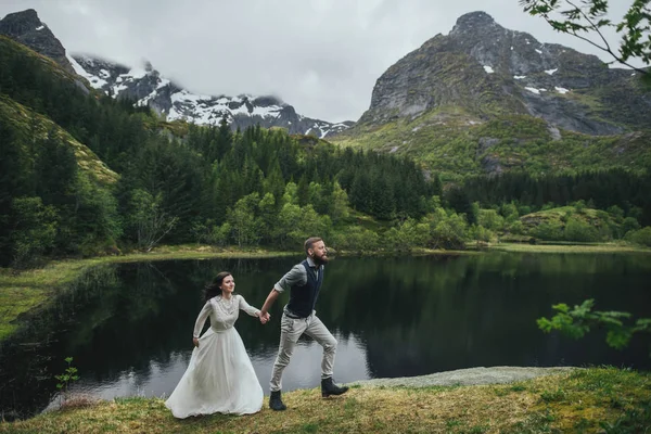 Glückliches Hochzeitspaar Wanderer Ufer Des Sees Lofoten Norwegen — Stockfoto