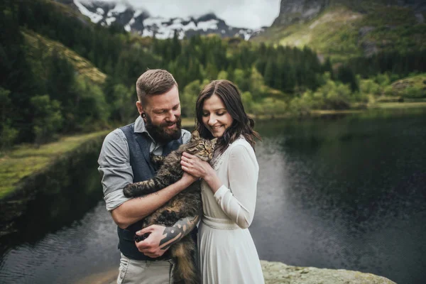 Feliz Boda Pareja Viajeros Celebración Gato Pie Juntos Orilla Del — Foto de Stock