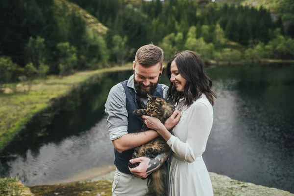 Happy Wedding Couple Travelers Holding Cat Standing Together Shore Lake — Stock Photo, Image